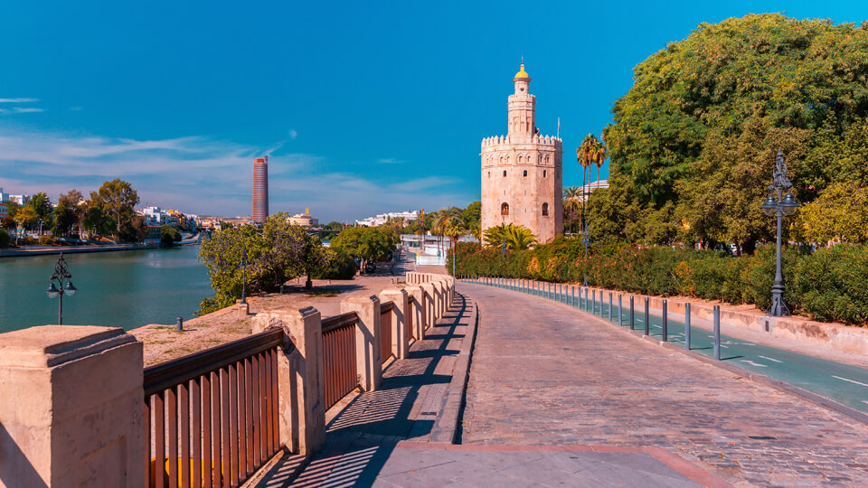Seville bike tour along the Guadalquivir River