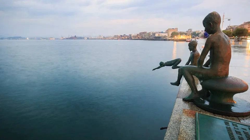 Monument to Los Raqueros. Santander