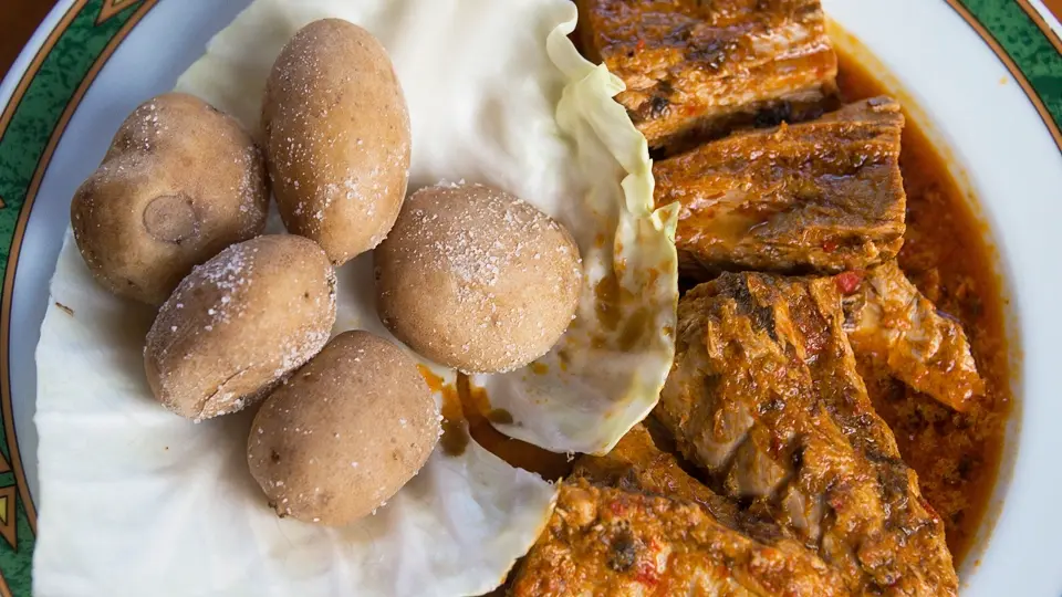 Atún in adobo with papas